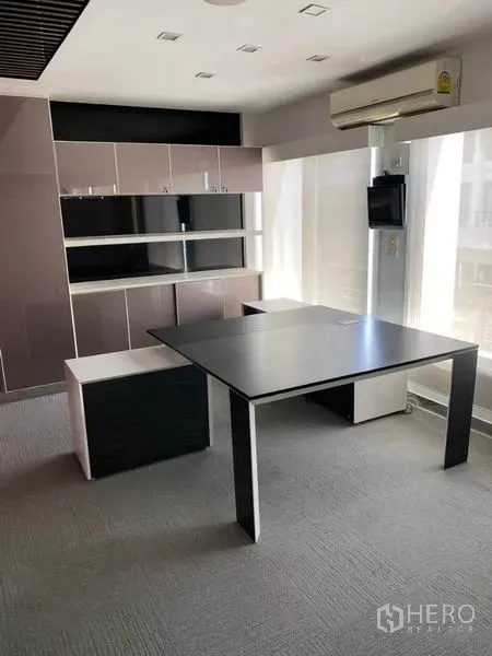 สำนักงานที่บ้าน ให้เช่าในWang Thonglang, Bangkok - ห้องทำงานสว่างพร้อมโต๊ะทำงาน ตู้บิลท์อิน และเครื่องปรับอากาศข้างหน้าต่าง