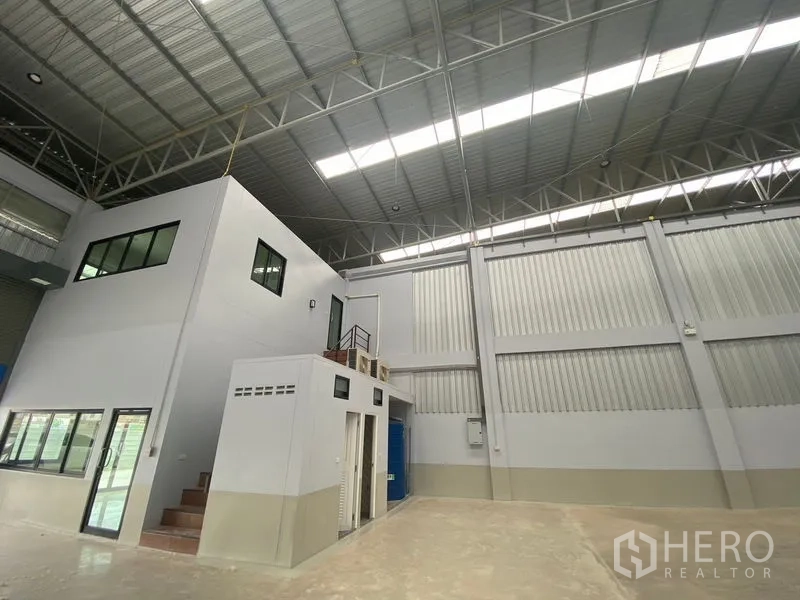 货栈 出租在Pathum Thani - 内部视角，夹层办公室、卫生间和金属板墙面。