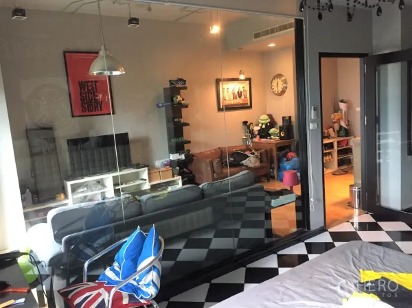 คอนโด ให้เช่าหรือขายในWatthana, Bangkok - ผนังกระจกกั้นระหว่างห้องนอนและห้องนั่งเล่น ช่วยให้ห้องโปร่งสว่าง