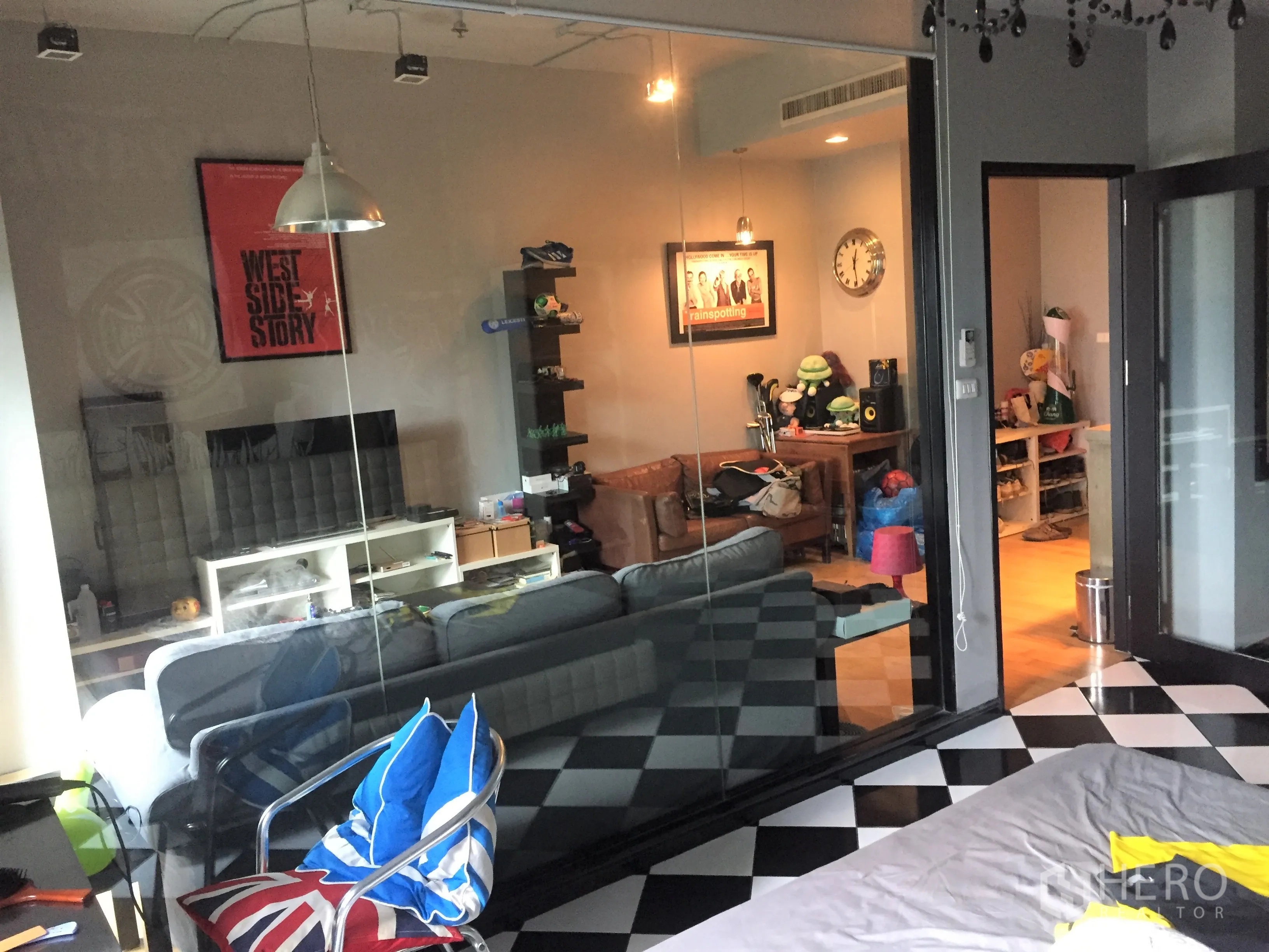 คอนโด ให้เช่าหรือขายในWatthana, Bangkok - ผนังกระจกกั้นระหว่างห้องนอนและห้องนั่งเล่น ช่วยให้ห้องโปร่งสว่าง