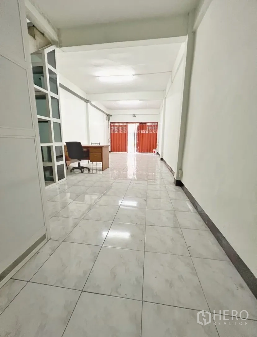 店屋 for rent in Suan Luang, Bangkok - 一层长型开放空间，光亮瓷砖地面与玻璃隔断。