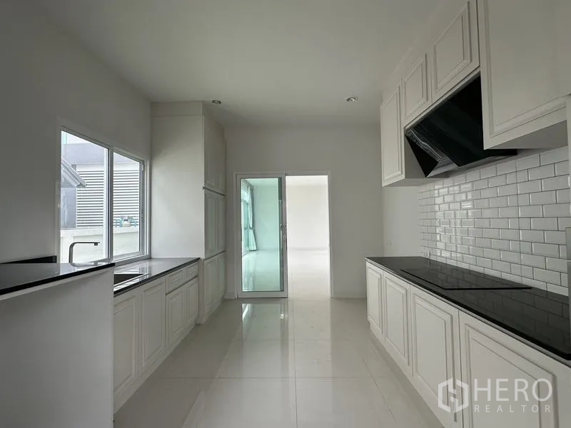 บ้าน ขายในLam Luk Ka, Pathum Thani - มุมครัวไปยังประตูกระจกบานเลื่อนเชื่อมต่อโถงนั่งเล่น