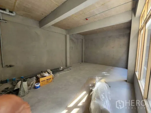 พื้นที่ขายปลีก ให้เช่าในWatthana, Bangkok - พื้นที่ร้านค้าเปล่าโครงคอนกรีต เพดานสูง เห็นงานระบบพร้อมตกแต่งตามแบบผู้เช่า