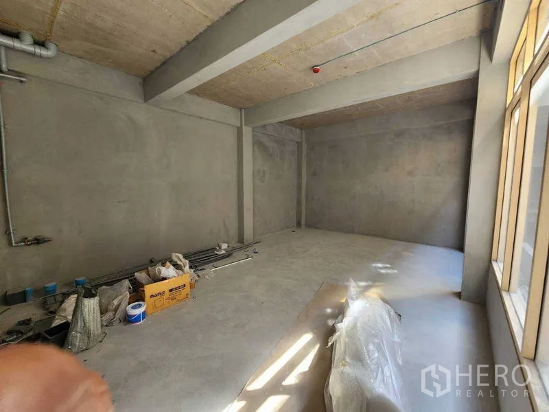 พื้นที่ขายปลีก ให้เช่าในWatthana, Bangkok - พื้นที่ร้านค้าเปล่าโครงคอนกรีต เพดานสูง เห็นงานระบบพร้อมตกแต่งตามแบบผู้เช่า