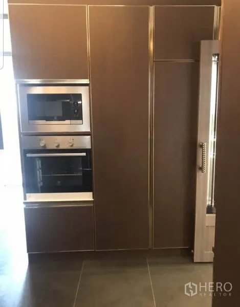 คอนโด ให้เช่าในKhlong Toei, Bangkok - ผนังครัวสวยทันสมัยพร้อมไมโครเวฟ เตาอบ บิวท์อิน และตู้เก็บของสูง