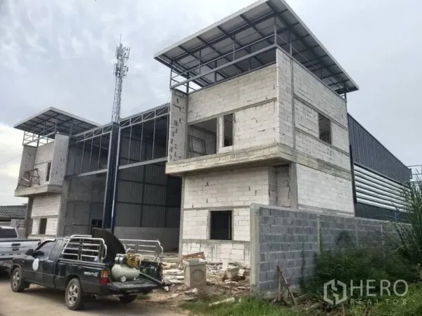 คลังสินค้า ให้เช่าในLam Luk Ka, Pathum Thani - มุมริมถนนของด้านหน้าโกดัง มีที่จอดและวัสดุก่อสร้าง