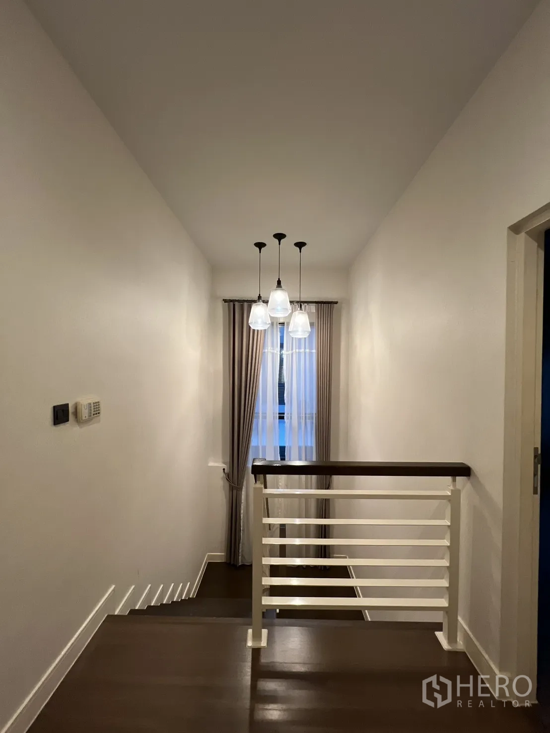 บ้าน ให้เช่าหรือขายในBang Kapi, Bangkok - ห้องนอนใหญ่ทางเข้าเห็นห้องน้ำในตัว