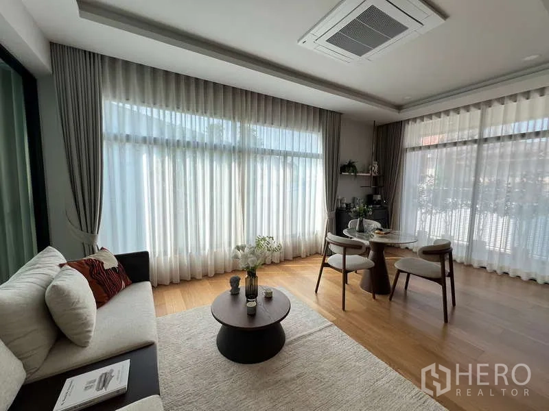 Detached House for sale in Suan Luang, Bangkok - Corner living space with sofa, round dining set and panoramic windows