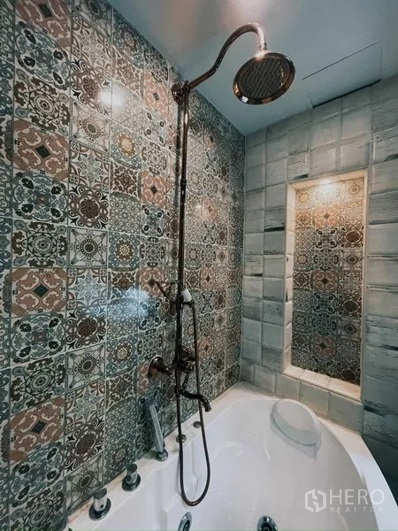 公寓 出租在Suan Luang, Bangkok - 浴室铺花纹瓷砖，设雨淋花洒与浴缸