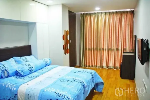 คอนโด ให้เช่าในPhaya Thai, Bangkok - ห้องนอนกว้าง เตียงผ้าปูสีน้ำเงิน ตู้บิวท์อิน พื้นไม้ และผ้าม่านทึบ