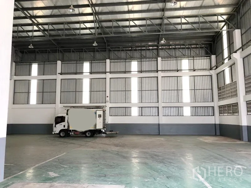 โรงงาน ให้เช่าหรือขายในSamut Prakan - พื้นโกดังโล่งพร้อมทางรถบรรทุกเข้าออก ใต้แผ่นหลังคาโปร่งแสง