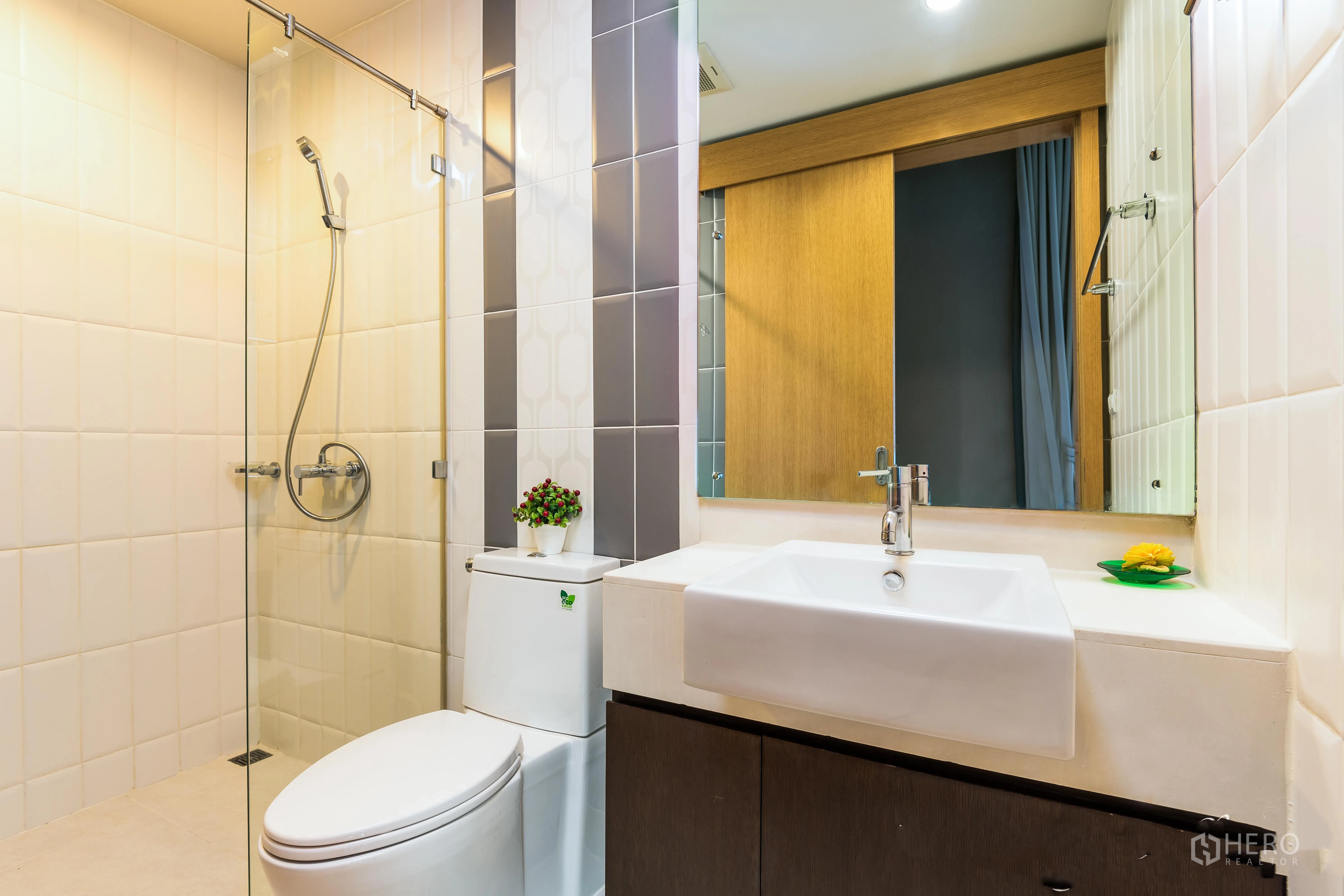 คอนโด ให้เช่าในRatchathewi, Bangkok - ห้องน้ำสมัยใหม่พร้อมห้องอาบน้ำกระจก อ่างล้างหน้า และผนังกระเบื้อง