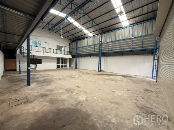 คลังสินค้า ให้เช่าหรือขายในBang Sao Thong, Samut Prakan - พื้นที่โกดังโปร่งเพดานสูง มีออฟฟิศชั้นลอย