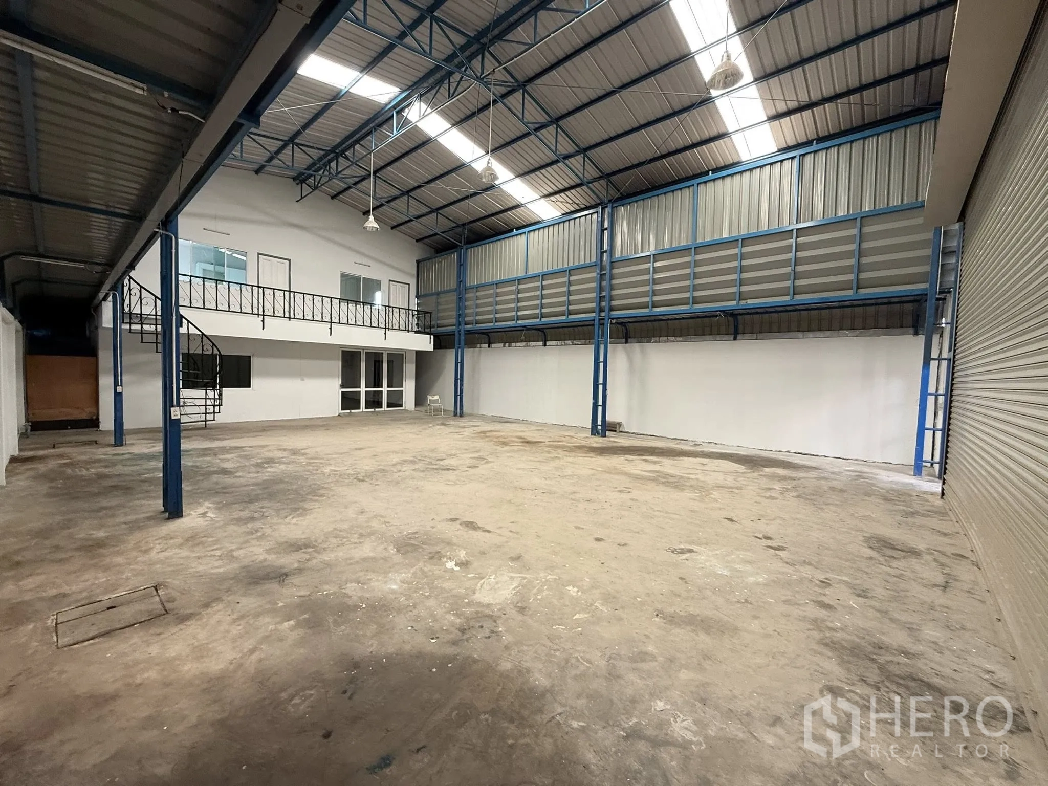 คลังสินค้า ให้เช่าหรือขายในBang Sao Thong, Samut Prakan - พื้นที่โกดังโปร่งเพดานสูง มีออฟฟิศชั้นลอย