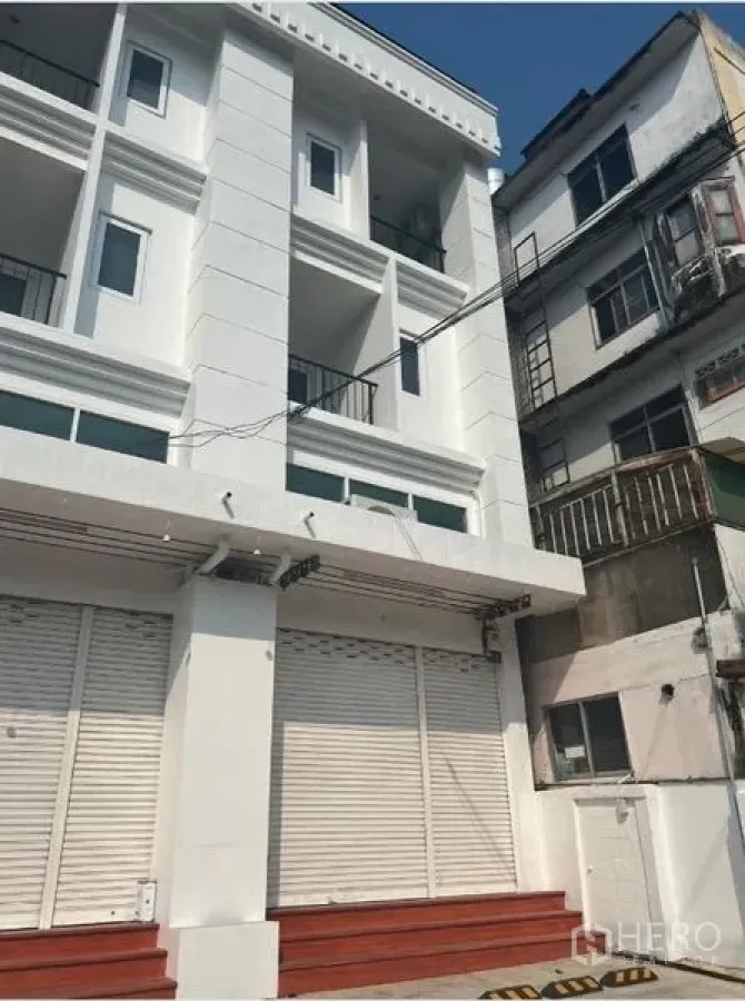 สำนักงานที่บ้าน ให้เช่าในBang Na, Bangkok - ด้านหน้าตึกโฮมออฟฟิศ พร้อมระเบียงและประตูม้วนชั้นล่าง