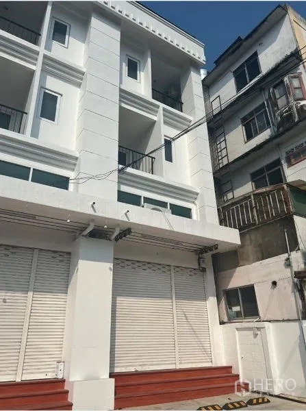 สำนักงานที่บ้าน ให้เช่าในBang Na, Bangkok - ด้านหน้าตึกโฮมออฟฟิศ พร้อมระเบียงและประตูม้วนชั้นล่าง