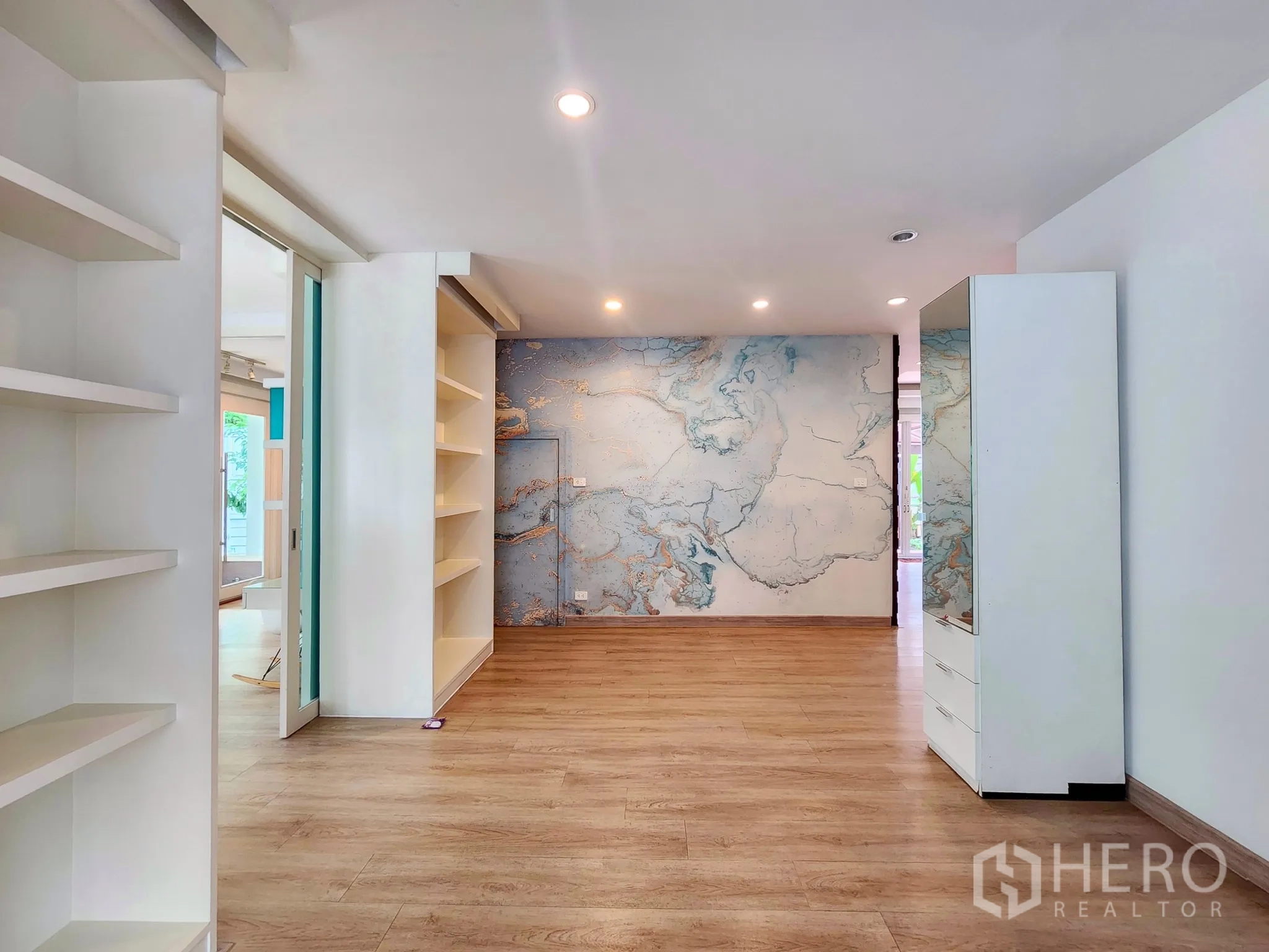 独立式住宅 出租在Bang Kapi, Bangkok - 多功能房，世界地图主题墙与大量置物架。