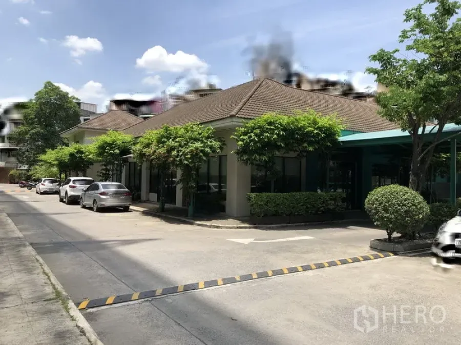 零售空间 出租在Khlong Toei, Bangkok - 素坤逸区单层商铺建筑，落地窗、绿化与现场停车位