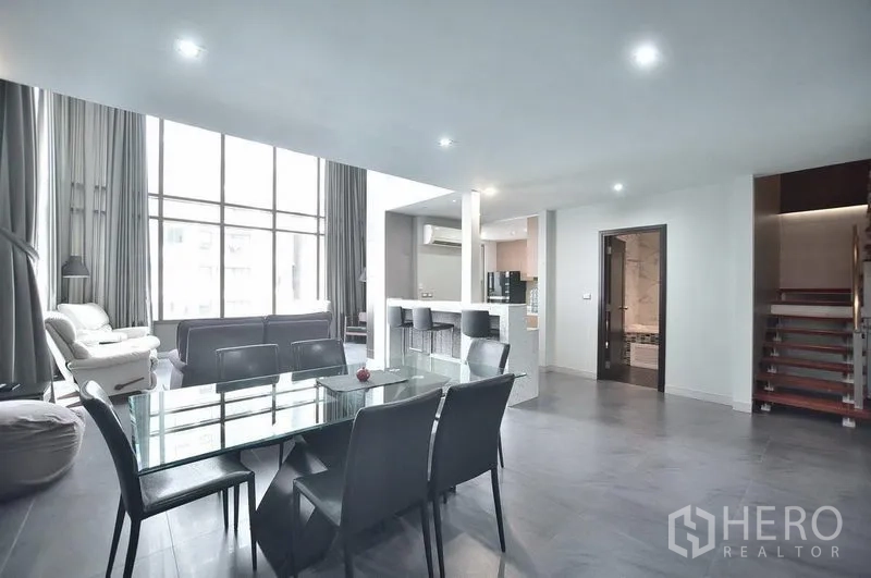 คอนโด ให้เช่าในKhlong Toei, Bangkok - พื้นที่รับประทานอาหารแบบโอเพ่นแปลน โต๊ะกระจก 6 ที่นั่ง เชื่อมต่อห้องนั่งเล่นและบาร์