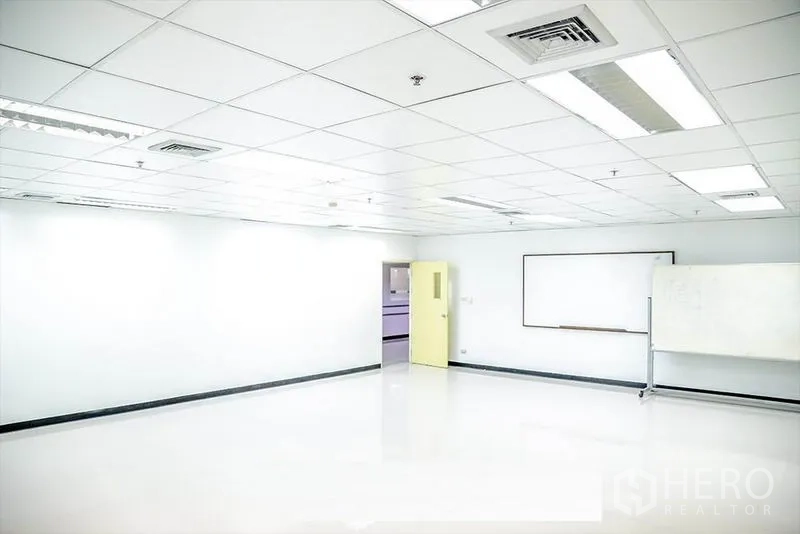 สำนักงาน ให้เช่าในBang Na, Bangkok - ภายในสำนักงานกว้าง มีไฟฝ้า ประตูสีเหลือง และไวท์บอร์ดผนัง