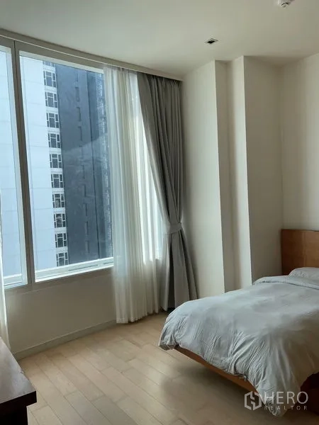 คอนโด ให้เช่าในWatthana, Bangkok - ห้องนอนสว่างด้วยหน้าต่างมุม ห้องพื้นไม้สีอ่อนและผ้าม่านสีเทา