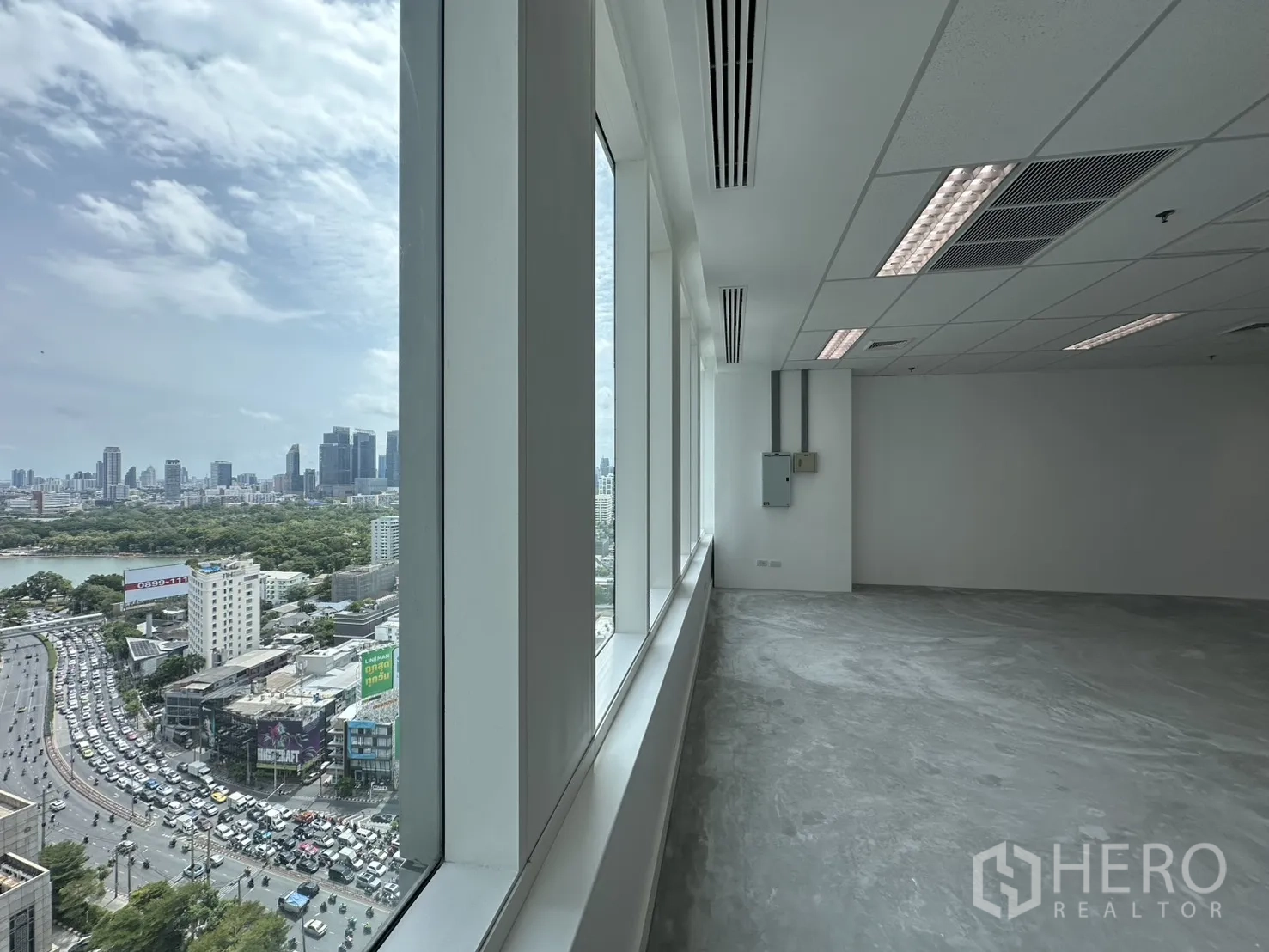 ออฟฟิศ for rent in Watthana, Bangkok - แนวหน้าต่างชั้นสูงมองเห็นทิวทัศน์เมืองและพื้นที่สีเขียวด้านนอก.