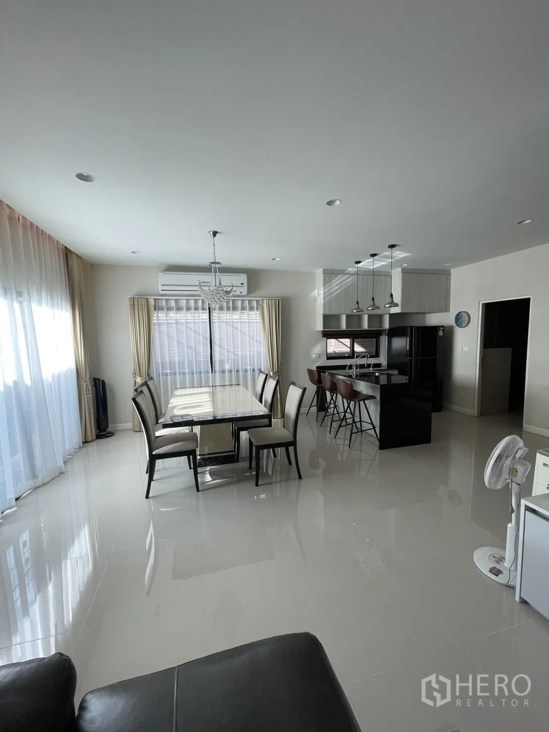 บ้าน ให้เช่าหรือขายในLam Luk Ka, Pathum Thani - โซนรับประทานอาหารและครัวแบบเปิด เพดานสูง โคมแชนเดอเลียร์ ไอแลนด์กลาง และหน้าต่างสูง