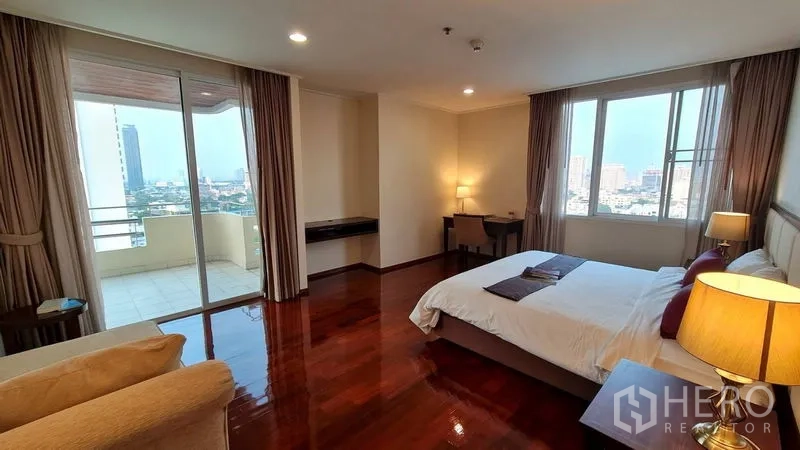 อพาร์ทเมนท์ ให้เช่าในWatthana, Bangkok - ห้องนอนขนาดใหญ่ มีประตูกระจกสไลด์สองด้านออกระเบียง พร้อมผ้าม่านสูง