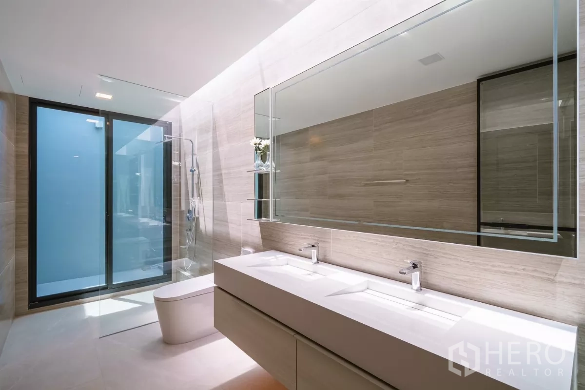 บ้าน ให้เช่าหรือขายในSaphan Sung, Bangkok - ห้องน้ำร่วมสมัย อ่างล้างหน้าคู่ กระจกบานใหญ่ และห้องอาบน้ำกระจก