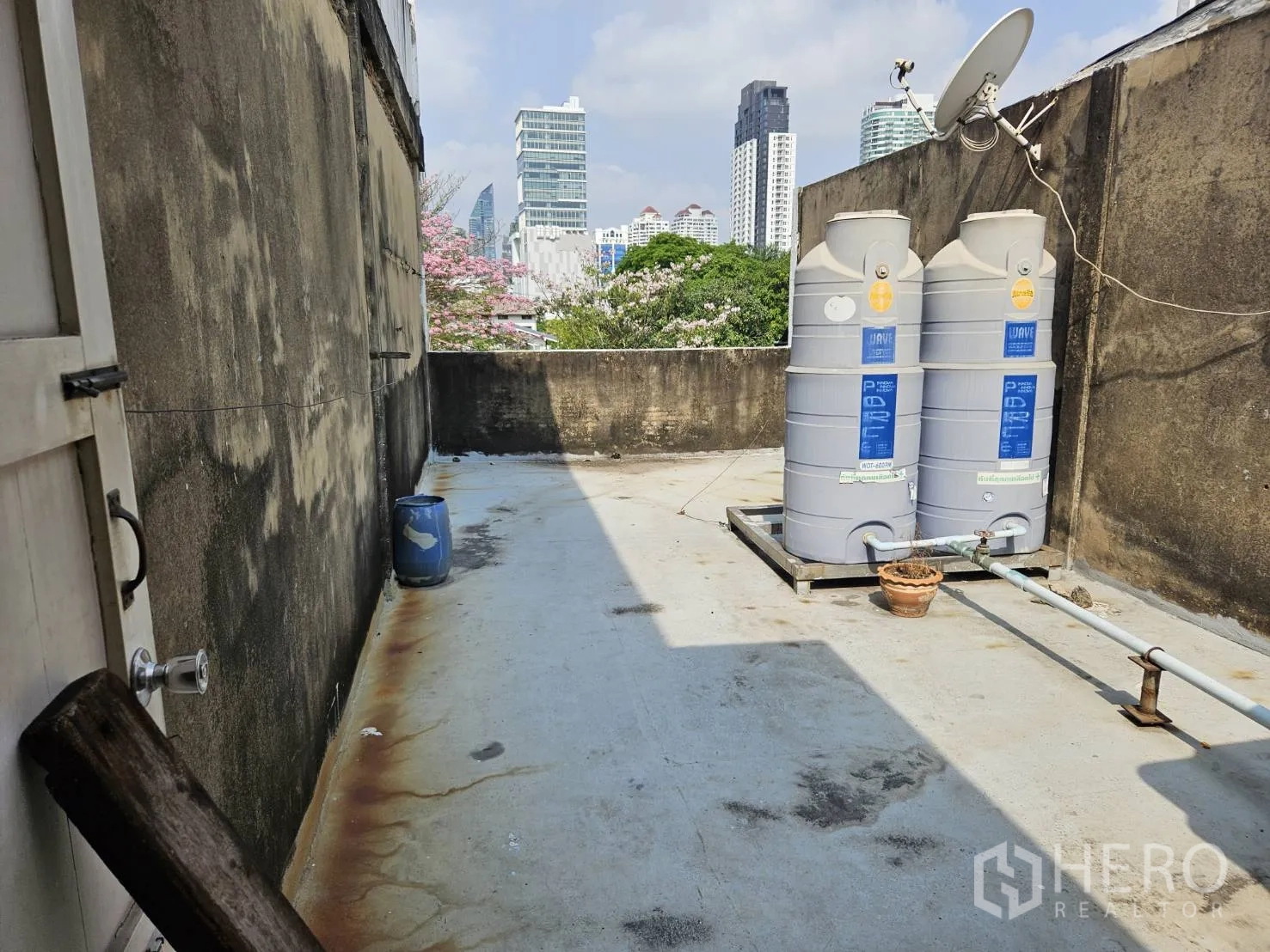 店屋 出租在Watthana, Bangkok - 屋顶平台设双水箱，可见近BTS Ekkamai的城市天际线。