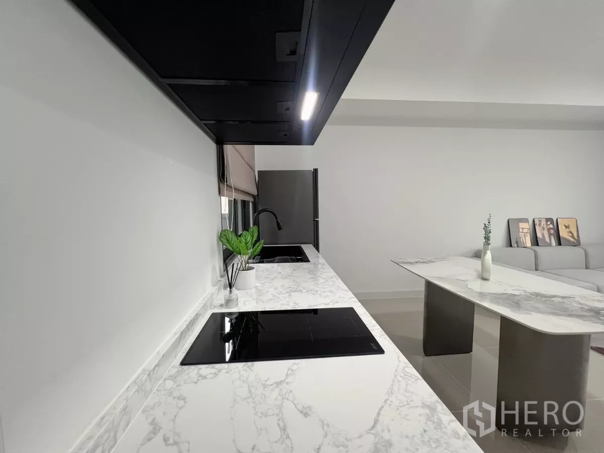 ทาวน์เฮาส์ ให้เช่าในBang Phli, Samut Prakan - ครัวสมัยใหม่ เคาน์เตอร์ลายหินอ่อน เตาไฟฟ้า อ่างล้างจาน และไอส์แลนด์รับประทานอาหาร