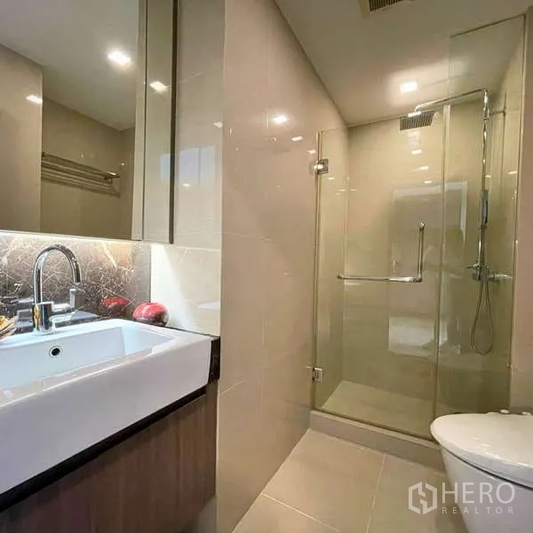 คอนโด ให้เช่า - ห้องน้ำโมเดิร์นพร้อมอ่างล้างหน้าและตู้ฝักบัวกระจก