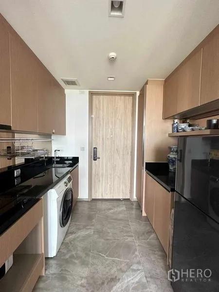 คอนโด ขายในWatthana, Bangkok - ครัวแบบแกลลีย์ เคาน์เตอร์หินสีดำ ตู้บิลต์อิน ตู้เย็น และเครื่องซักผ้า