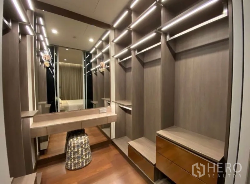 公寓 出租在Khlong Toei, Bangkok - 豪华步入式衣帽间，灯带层架、梳妆台与木地板。
