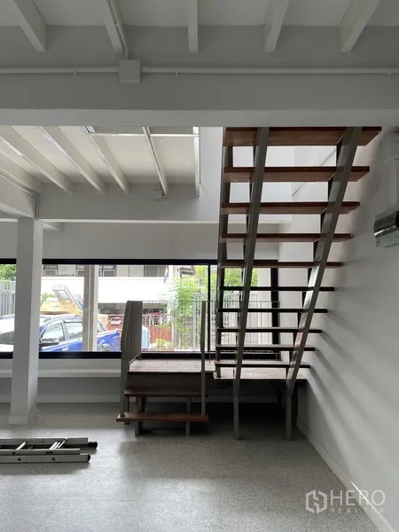 สำนักงานที่บ้าน ให้เช่าในKhlong Toei, Bangkok - มุมภายในเห็นบันไดใกล้หน้าต่างกระจกขนาดใหญ่ด้านหน้า