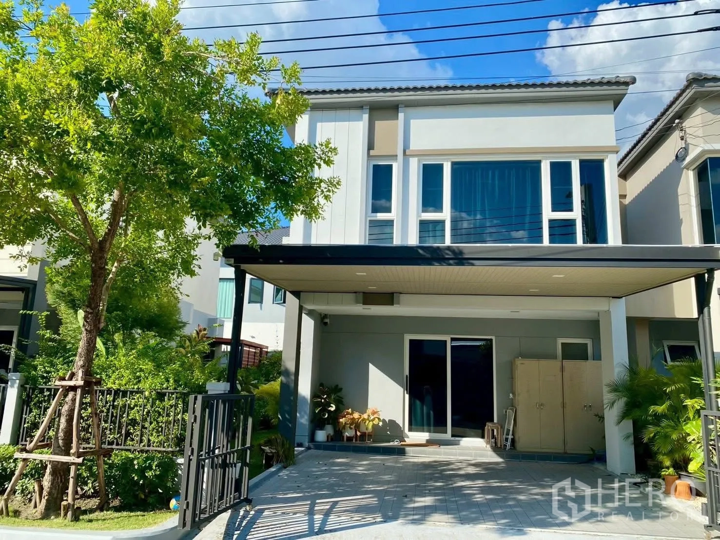 Semi-detached House for rent in Bang Phli, Samut Prakan - Modern two-storey semi-detached house facade with double carport and front gate.