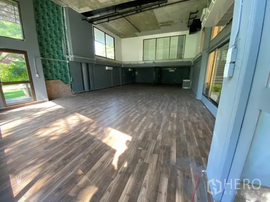 พื้นที่ขายปลีก ให้เช่าในWatthana, Bangkok - พื้นที่ค้าปลีกเพดานสูงโปร่ง พื้นไม้ หน้าต่างบานใหญ่และชั้นลอย