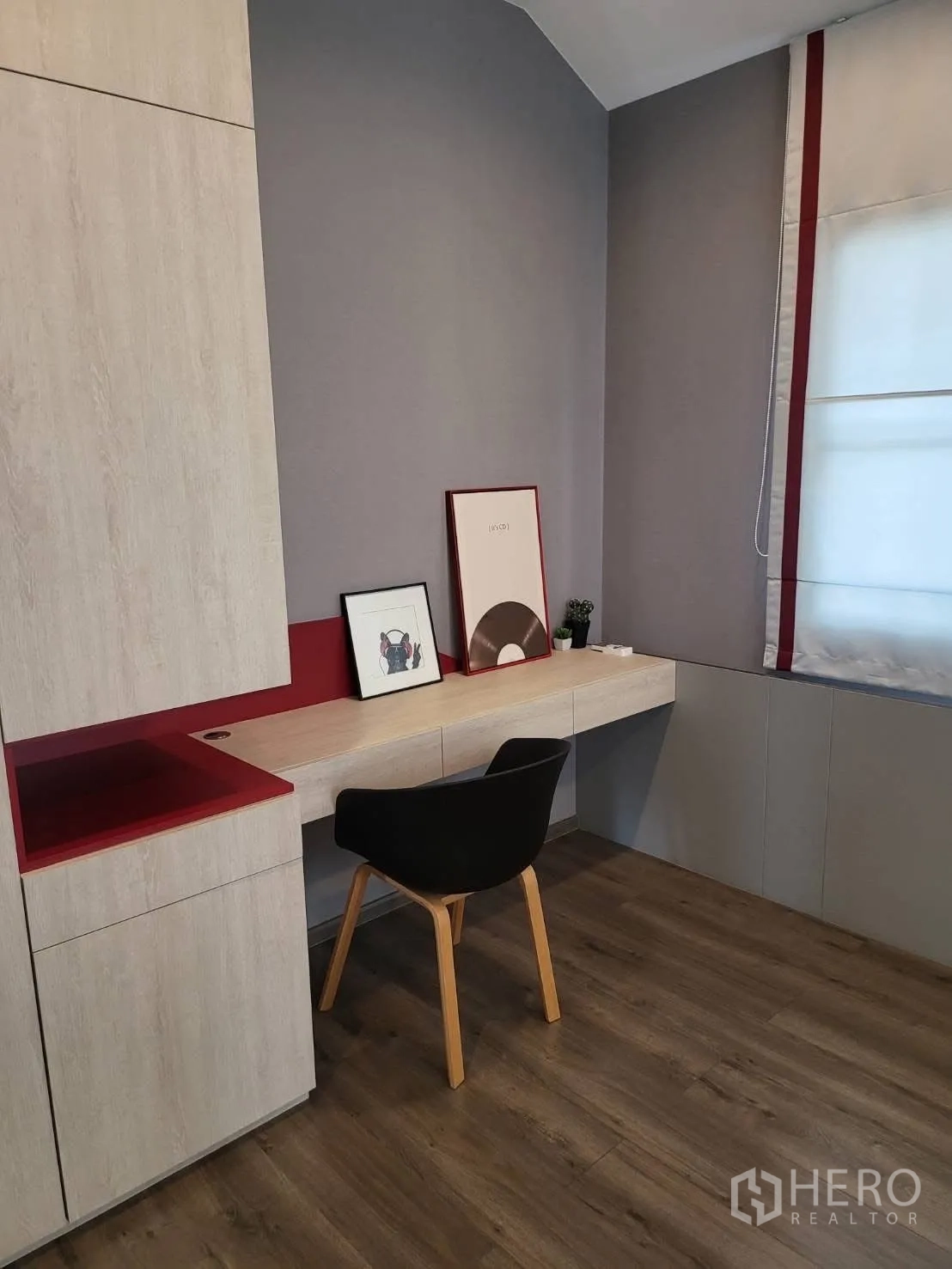 บ้านเดี่ยว for rent in Bang Phli, Samut Prakan - มุมทำงานบิวท์อินโต๊ะยาวแต่งสีแดงพร้อมเก้าอี้สีดำ