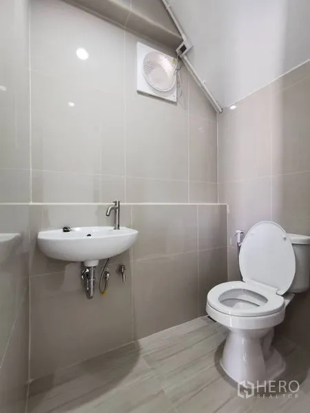 คลังสินค้า ให้เช่าในBang Kruai, Nonthaburi - ห้องน้ำปูกระเบื้องสะอาด พร้อมโถสุขภัณฑ์ อ่างล้างมือ และพัดลมระบายอากาศ