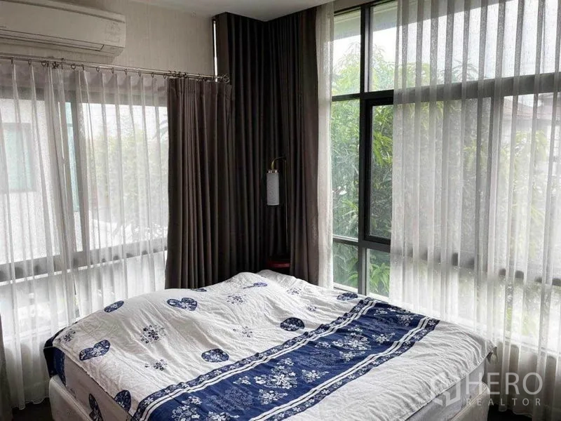 บ้าน ขายในPrawet, Bangkok - ห้องนอนมุมกระจก ผ้าม่านโปร่ง และเครื่องปรับอากาศ