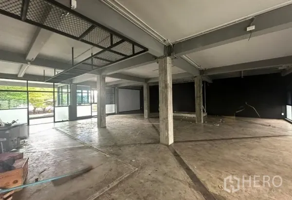พื้นที่ขายปลีก ให้เช่า - พื้นที่ค้าปลีกแบบโอเพ่น พื้นคอนกรีต เสาเปลือย กระจกสูงมองเห็นลานสีเขียว