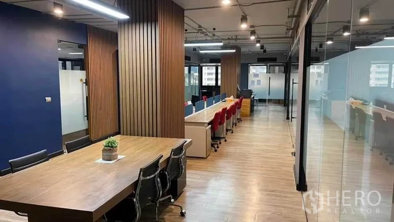 สำนักงาน ให้เช่าในKhlong Toei, Bangkok - พื้นที่ทำงานแบบเปิด โต๊ะยาวหลายที่นั่ง ห้องประชุมกระจก และเสาไม้เซาะร่อง
