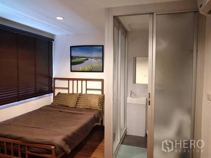 อาคารพาณิชย์ ให้เช่าในWatthana, Bangkok - ห้องนอนเตียงคู่ มู่ลี่กันแสง พร้อมห้องน้ำในตัวประตูกระจกเลื่อน.