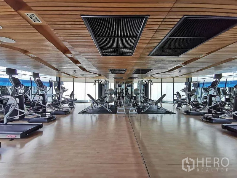 คอนโด ให้เช่าหรือขายในWatthana, Bangkok - ฟิตเนสอุปกรณ์ครบ มีกระจกบานใหญ่และเพดานไม้