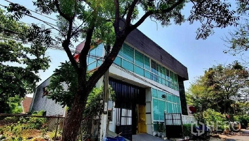 独立商业地产 出租或出售在Bang Khun Thian, Bangkok - 建筑正立面，设有宽阔大门与绿荫花园。