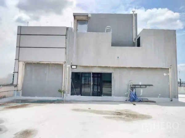 零售空间 出租在Yan Nawa, Bangkok - 混凝土屋顶出入口建筑配玻璃门，连接宽敞露台。