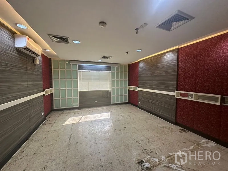 สำนักงาน ให้เช่าในYan Nawa, Bangkok - ห้องประชุม ผนังตกแต่งลายไม้และสีแดง ไฟดาวน์ไลท์ เครื่องปรับอากาศ พื้นรอเปลี่ยน