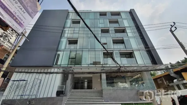 零售空间 出租在Khlong Toei, Bangkok - 位于通罗区域的现代玻璃幕墙商业建筑外观。