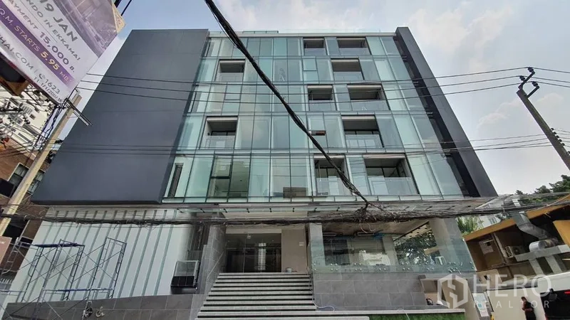 零售空间 出租在Khlong Toei, Bangkok - 位于通罗区域的现代玻璃幕墙商业建筑外观。