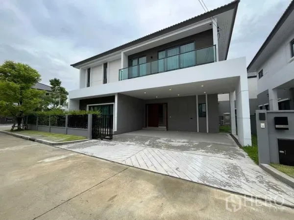 Detached House for rent in Don Mueang, Bangkok - Modern two-storey detached house in Don Mueang with gated driveway, large covered carport and balcony.